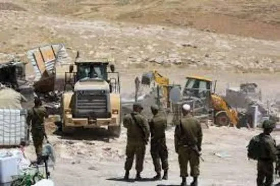 الاحتلال يستولي على معدات زراعية ومركبات في الأغوار 